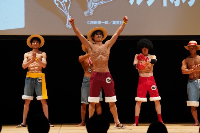 Hairstylist Akira Kenmotsu unleashes a high-impact “Gear Second” flex on stage at the inaugural ONE PIECE Body Make Contest, epitomizing Luffy’s fiery fighting spirit and bridging anime culture with modern physique sports.